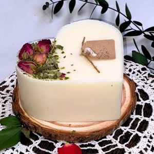 Large Heart Soy Candle with Rose Buds – Champagne & Roses | Pink Gift Box