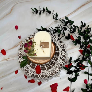 Large Heart Soy Candle with Rose Buds – Champagne & Roses | Pink Gift Box