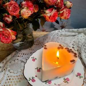 Small Heart Soy Candle with Coffee Beans – Cherry & Coffee | Pink Gift Box