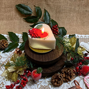 Small Heart Soy Candle with Winter Poinsettia – Hollyberry | Black Gift Box