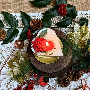 Small Heart Soy Candle with Winter Poinsettia – Hollyberry | Black Gift Box