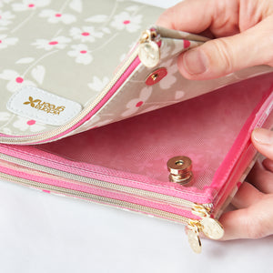 Cosmetic bags with magnetic fastenings